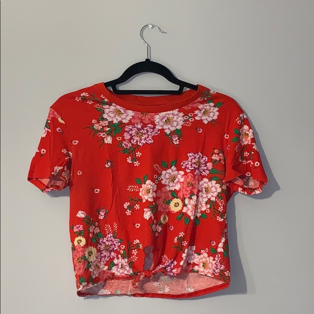 *LIKE NEW* Cropped red floral front tie shirt!